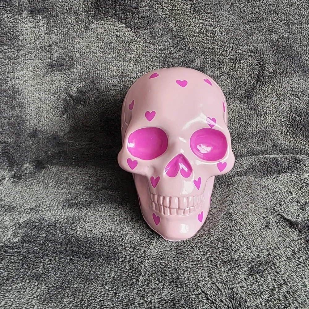 Valentine's Day Halloween Day of the dead Polyresin Skull with Hearts Pink NWT